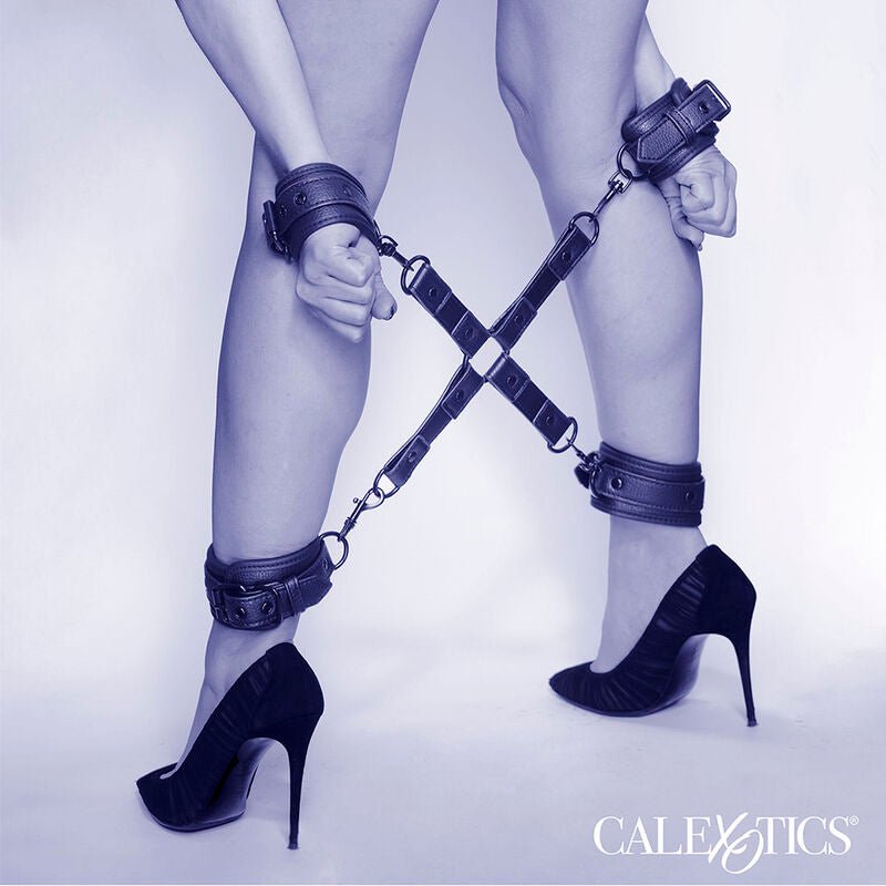 CALEXOTICS - NOCTURNAL HOG TIE CONNECTOR CUERO AJUSTABLE BLACK - Kink&Play
