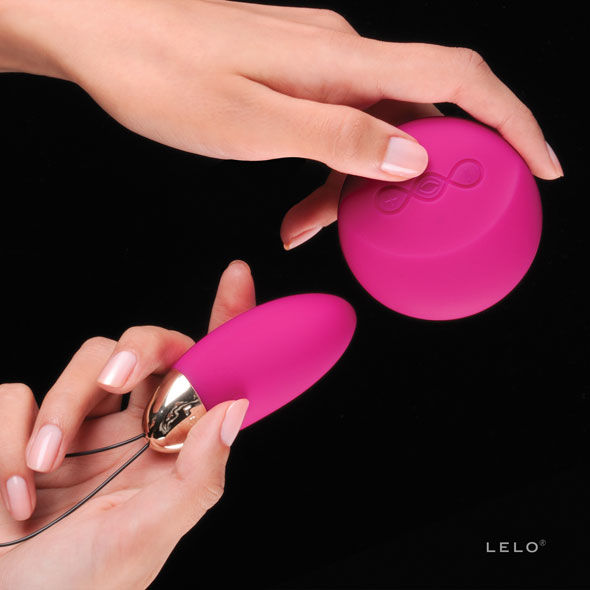 LELO - LYLA 2 INSIGNIA DESIGN EDITION FUCHSIA MASSAGER EGG - Kink&Play