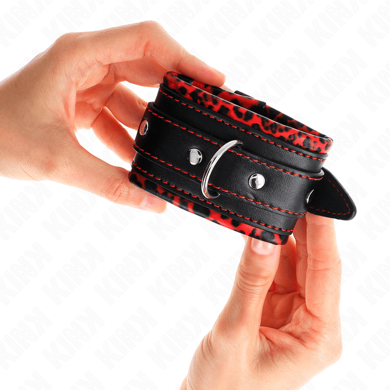 KINK - FUR LINED WRIST RESTRAINTS RED / BLACK ADJUSTABLE 17 - 29 CM X 6 CM - Kink&Play