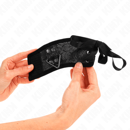 KINK - SCANDAL WRIST RESTRAINTS BLACK LACE DETAILS 24.5 CM X 6.5 CM - Kink&Play