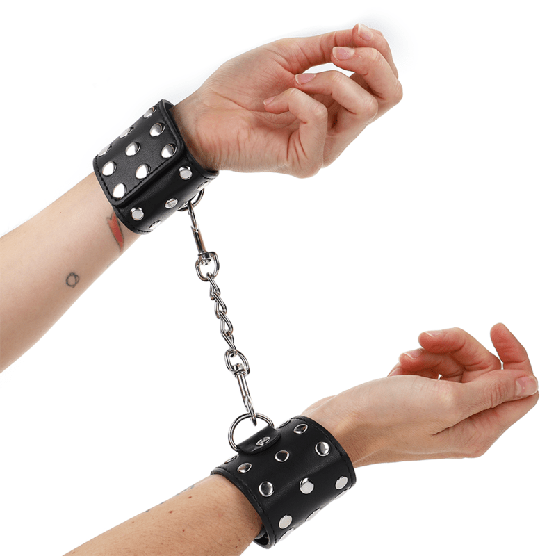 KINK - WRIST RESTRAINTS WITH SNAP FASTEN FULL OF RIVETS BLACK ADJUSTABLE 19 - 24 CM X 5.5 CM - Kink&Play